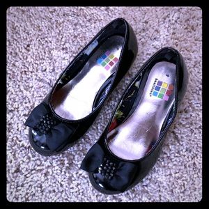 Kids’ black patent leather dress shoe